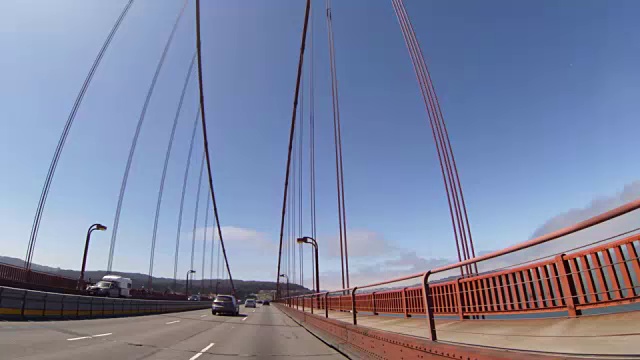驾车通过旧金山金门大桥收费站视频素材