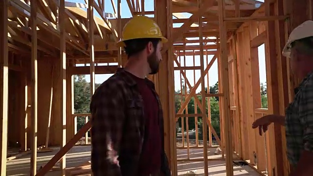 WS TS建筑工人们在一个在建的房子里工作视频素材