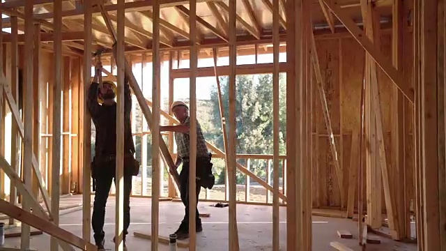 WS TS男人在修房子。视频素材