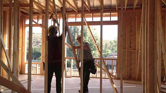 男人在盖房子视频素材