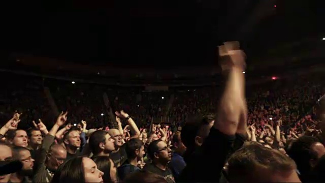 4K蒙太奇-摇滚音乐会体育场表演人群挥手视频下载