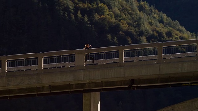 年轻女运动员在混凝土桥上跑步视频素材