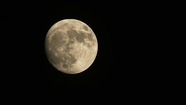 满月和晴朗天空的时间间隔视频素材