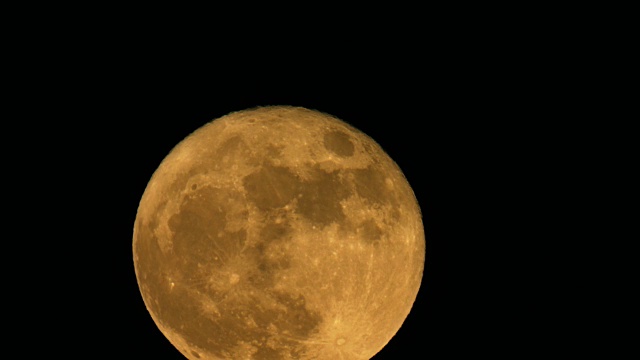 橙色满月与大气扭曲视频素材