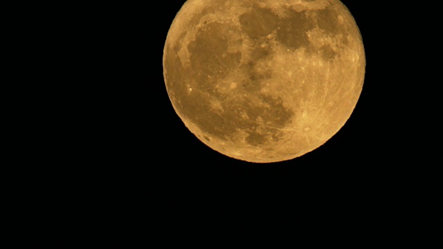 橙色满月与大气扭曲视频素材
