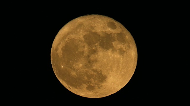 橙色满月与大气扭曲时间流逝视频素材