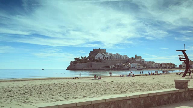 佩尼斯科拉城的海滩和城堡的时间流逝视频下载