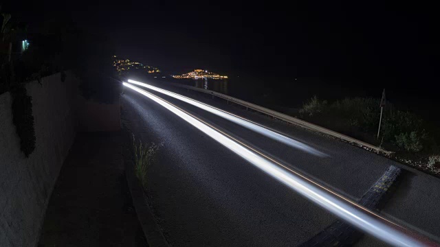佩尼斯科拉市夜间的交通状况视频下载