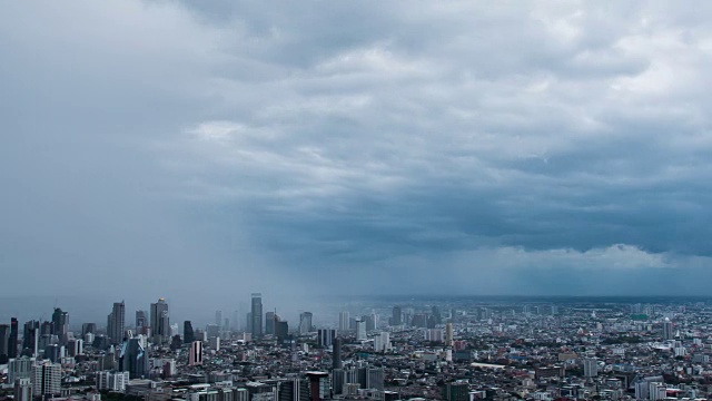 时间流逝:城市中的风暴视频素材
