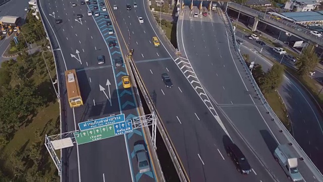 高速公路交叉口鸟瞰图视频下载