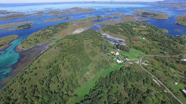 鸟瞰图与小渔村的小岛，挪威视频素材