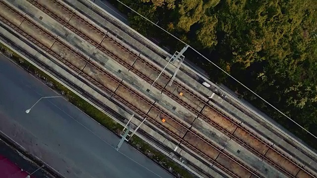高架火车和铁路轨道鸟瞰图视频下载