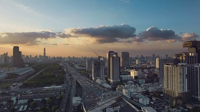夜间曼谷市高速公路空中交通视频下载