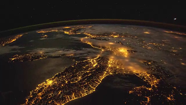 国际空间站(ISS)拍摄的“地球之夜”:地中海上空视频素材