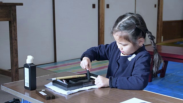 女孩日本书法老师教。视频素材
