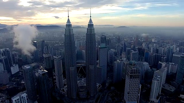 飞越吉隆坡市中心上空视频素材