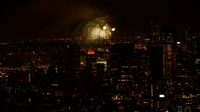 MS鸟瞰图的城市与烟花在晚上/纽约市视频素材