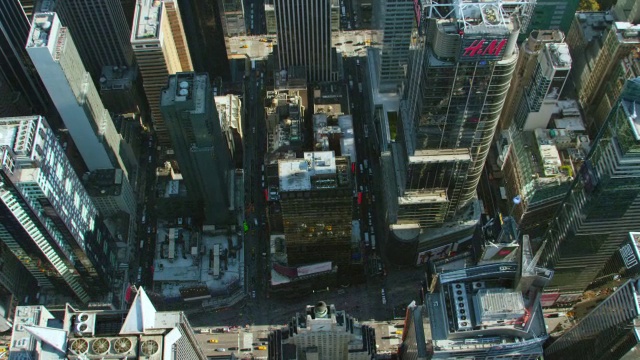 MS鸟瞰图城市与车辆在道路上移动/纽约市视频下载
