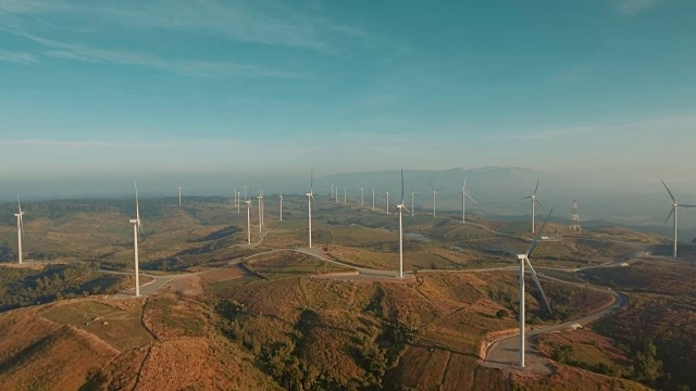 鸟瞰图的风力涡轮机在泰国山脉视频下载