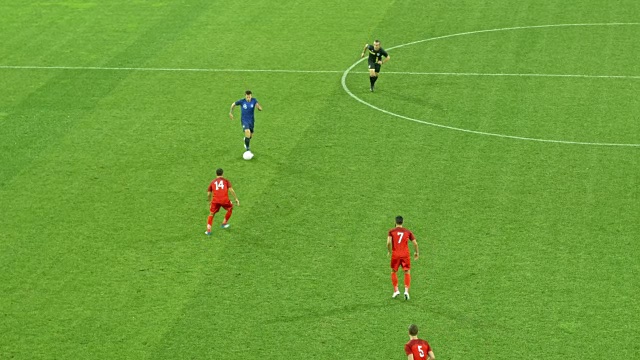 空中飞人红色的足球运动员擒抱蓝色的对手视频素材