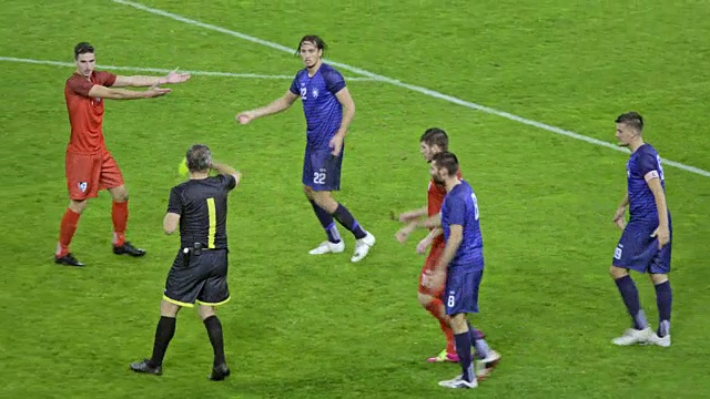 足球运动员冲撞对手后被裁判出示黄牌视频素材