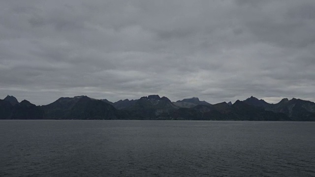 挪威罗浮敦岛的超近坍塌，乌云密布视频素材