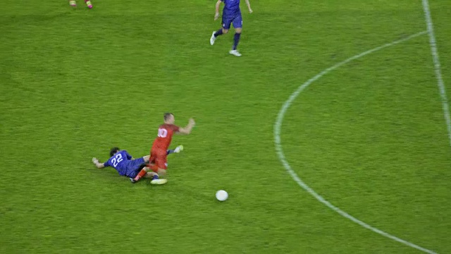 足球裁判对冲撞对手的球员出示黄牌视频素材