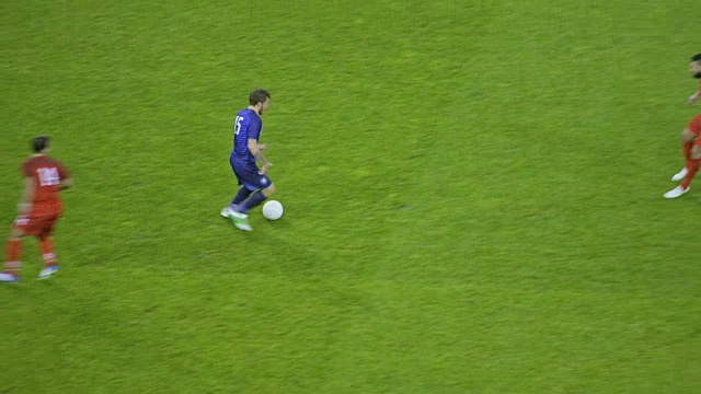 足球运动员在带球但被对手拦截视频素材