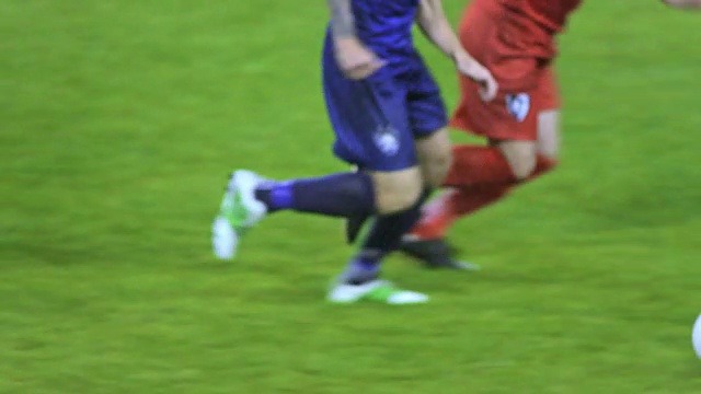 SLO MO足球运动员在场上踢球视频素材