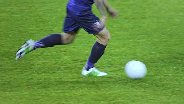 一名足球运动员扑倒在地视频下载