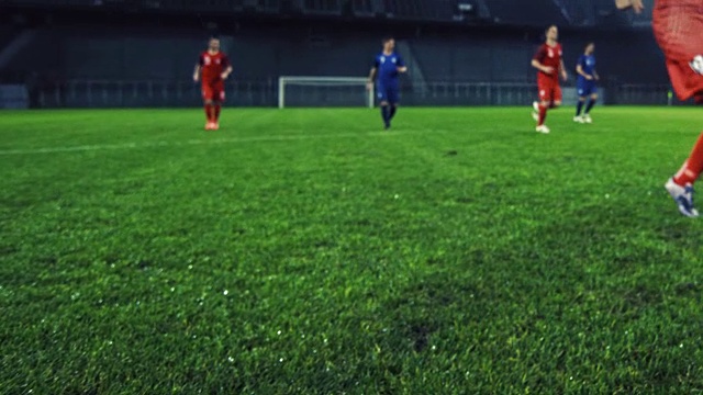 足球运动员在场上踢球视频素材