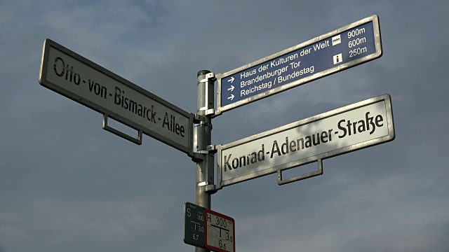德国柏林，国会大厦附近政府区的指示牌视频素材