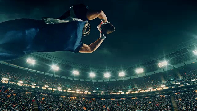 美国足球运动员拿着球跳起来视频下载