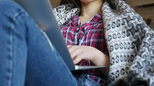 小女孩用毯子盖着笔记本电脑视频素材