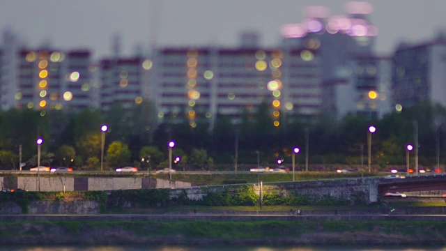 汉城夜景和汉江附近高速公路上的交通视频素材