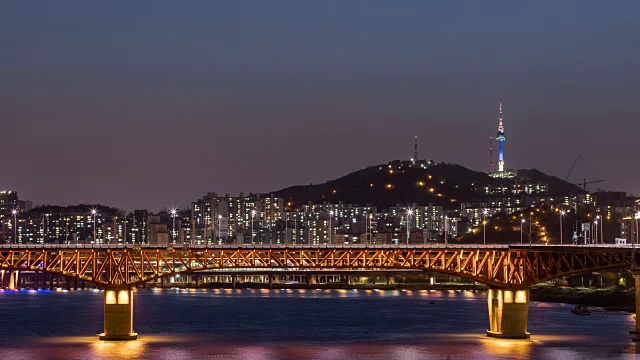 Seongsudaegyo桥的前景和首尔N塔的背景在日落视频素材