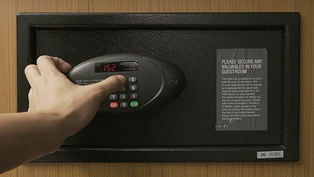 双手打开酒店房间的保险箱组合视频素材
