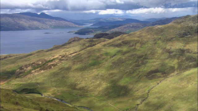英国苏格兰多山的海岸上空视频下载