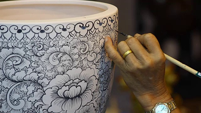 左手彩绘在白色陶瓷碗上视频下载