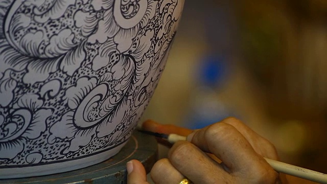 左手彩绘在白色陶瓷碗上视频下载