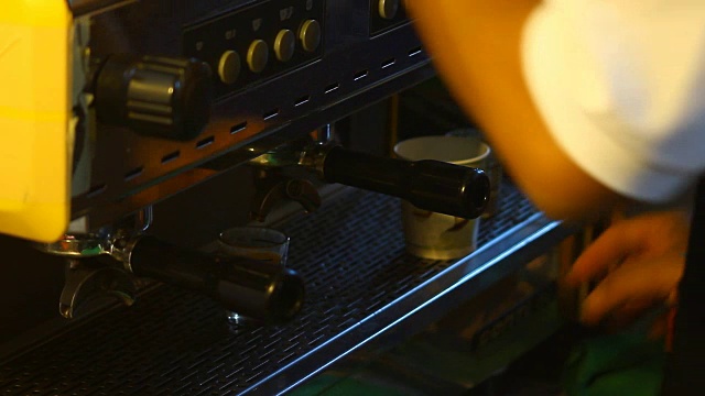 咖啡师咖啡机制作咖啡准备服务视频下载