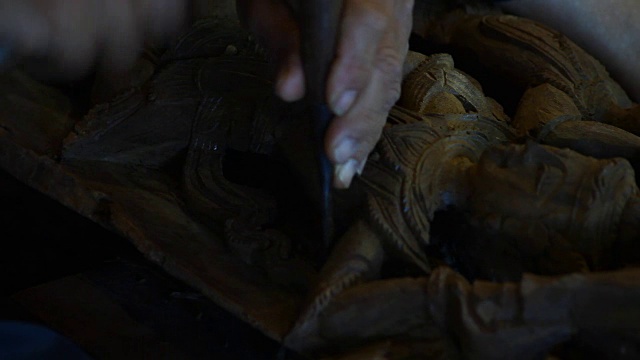 木匠手工用凿子工具加工木材，制作具有泰国艺术风格的木材工艺。视频下载