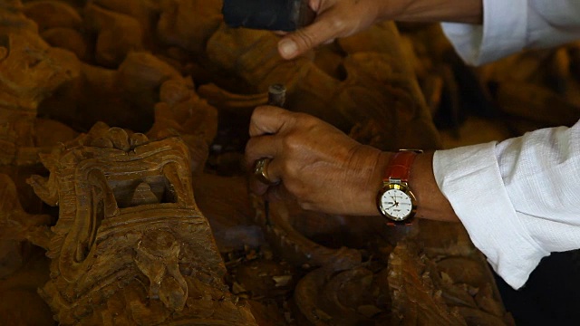 木匠手工用凿子工具加工木材，制作具有泰国艺术风格的木材工艺。视频素材