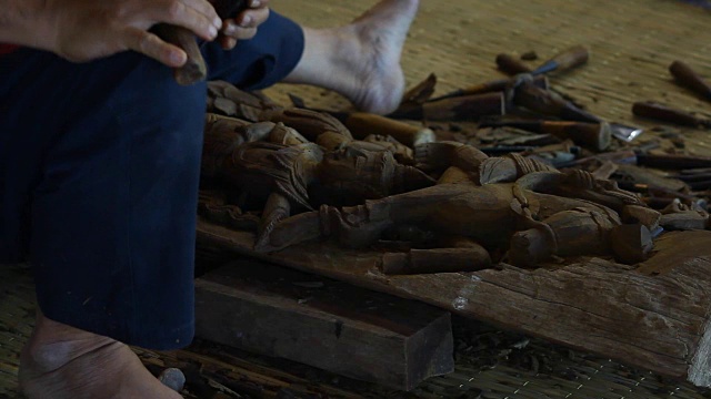 木匠手工用凿子工具加工木材，制作具有泰国艺术风格的木材工艺。视频素材