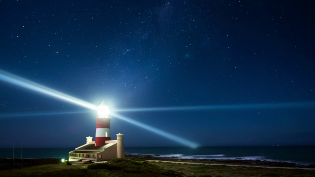 在南非西开普省阿古拉斯角灯塔/阿古拉斯，晴朗的夜晚拍摄的星星视频素材