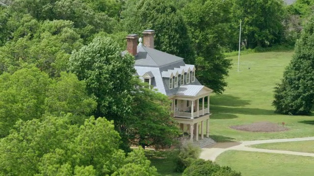 WS AERIAL POV雪莉种植园周围的树木，詹姆斯河在背景/查尔斯城，弗吉尼亚州，美国视频下载
