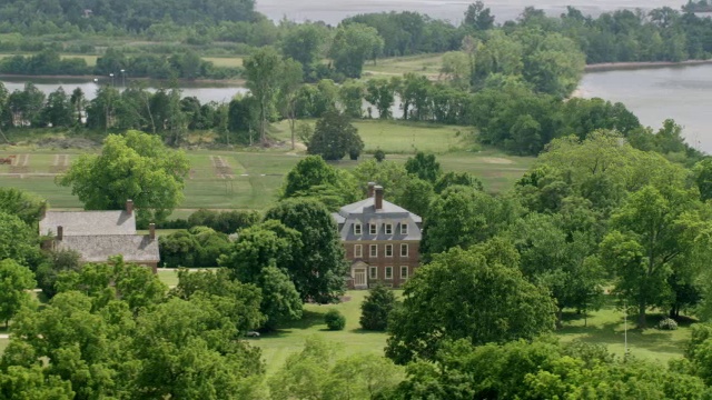 WS AERIAL POV雪莉种植园周围的树木，詹姆斯河在背景/查尔斯城，弗吉尼亚州，美国视频下载