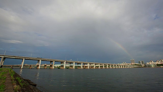 彩虹在Banpodaegyo桥和jamsuyo水下桥视频素材