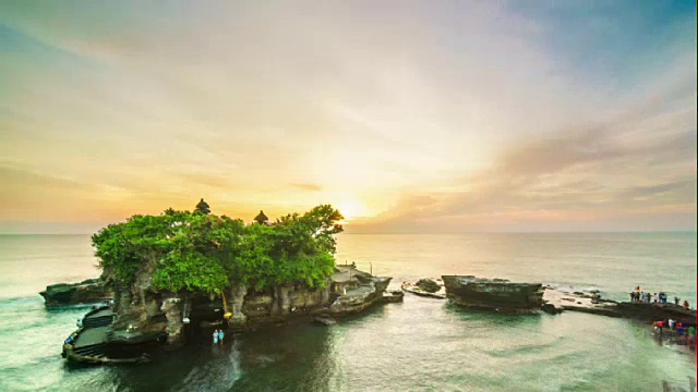 日落在印尼巴厘岛塔纳Lot寺庙，时间流逝4k视频素材
