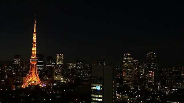 东京塔在晚上亮起来视频素材